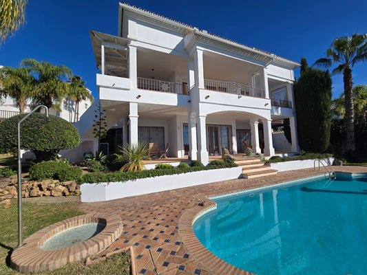 Villa de Lujo con Vistas al Mar en Marbella – Piscina Privada, Jacuzzi y Diseño Moderno