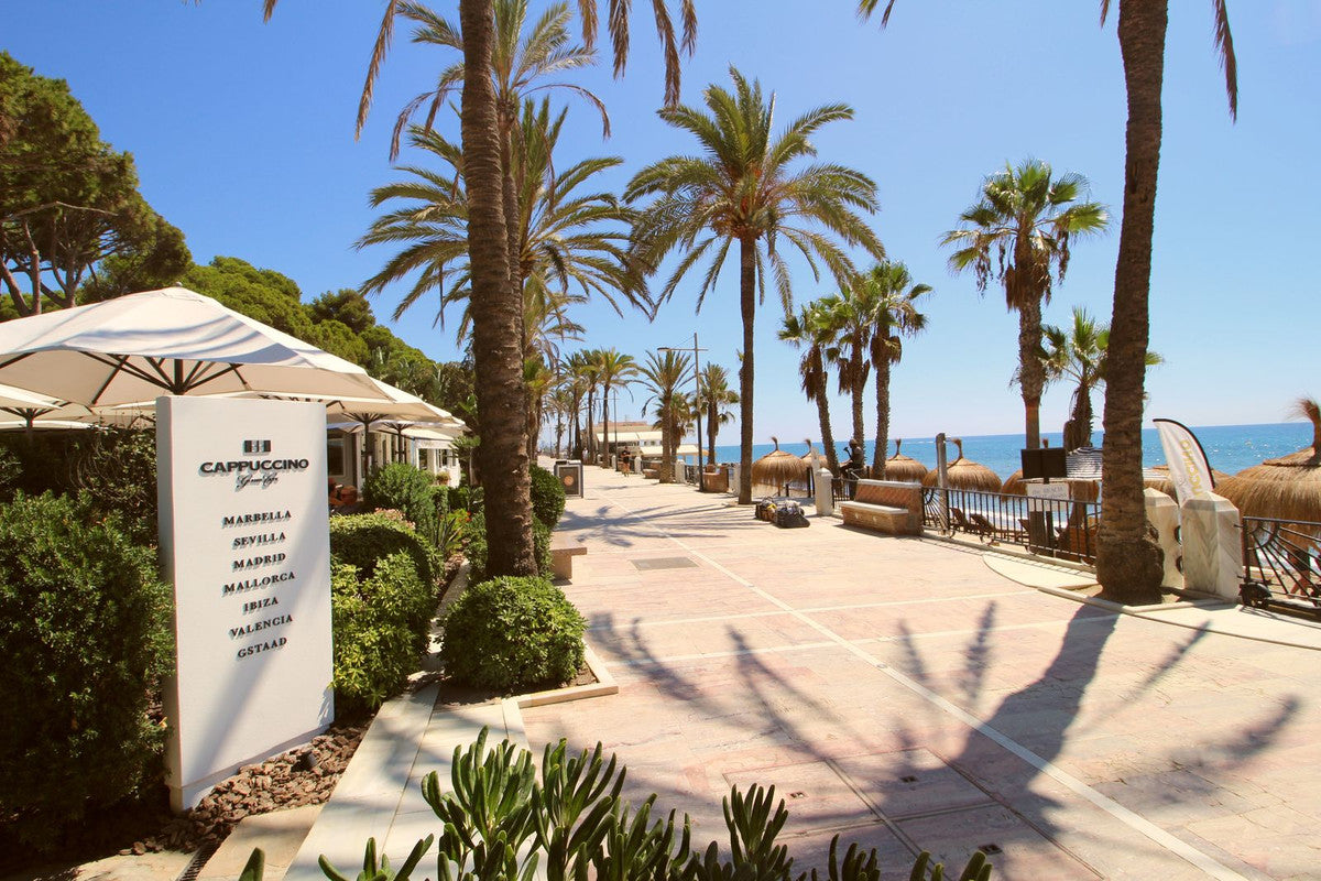 Apartamento de Ensueño a Metros del Mar con Terraza Acristalada, Piscina y Parking Privado