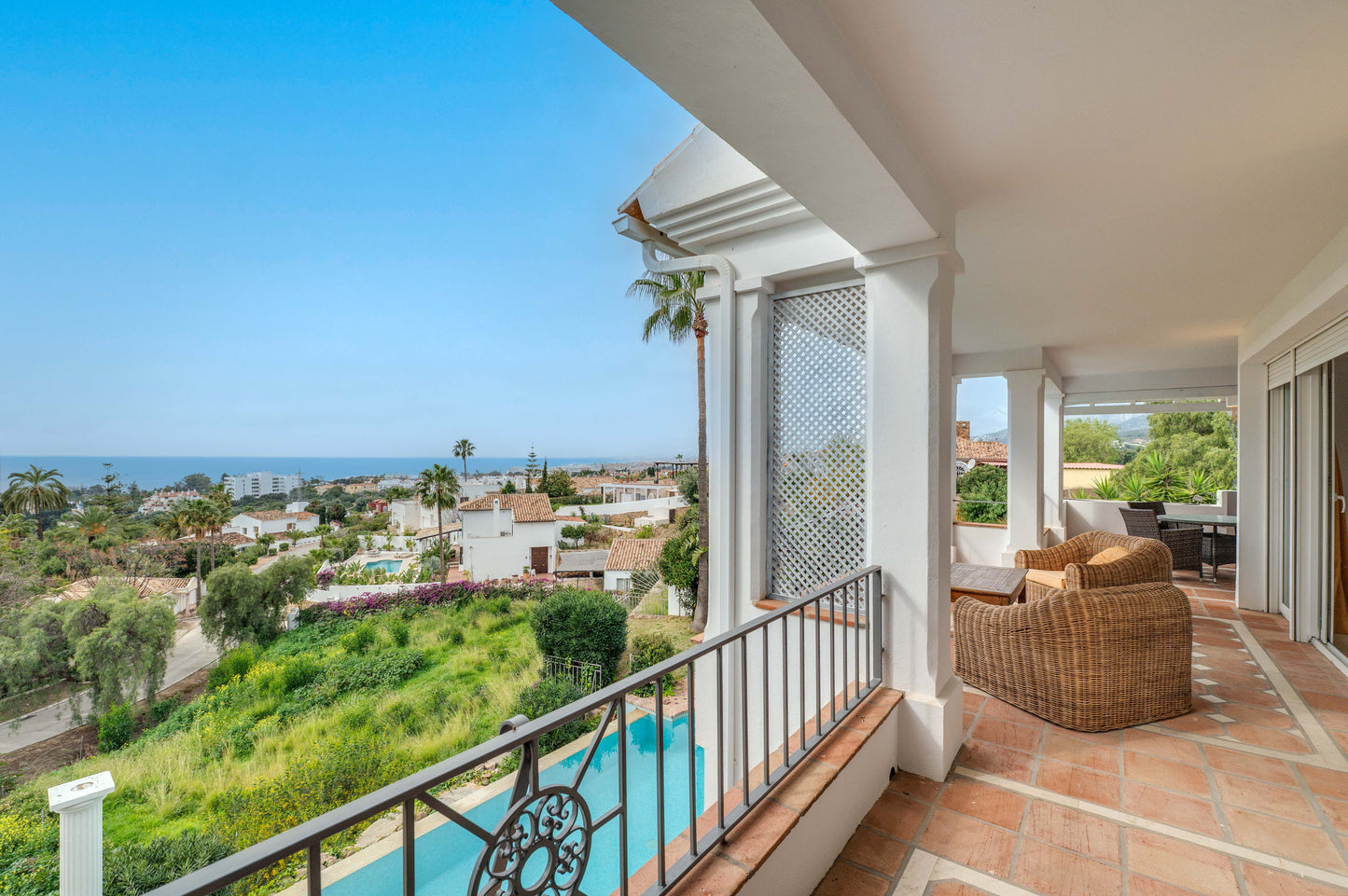 Villa de Lujo con Vistas al Mar en Marbella – Piscina Privada, Jacuzzi y Diseño Moderno