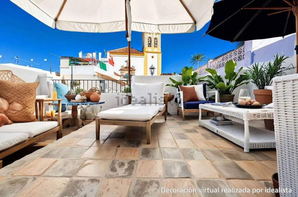 Ático con Terraza y Encanto Andaluz en el Casco Histórico de Marbella Frente a Iglesia Barroca