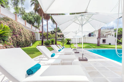 Villa en Marbella en Primera Línea de Golf | Parcela de 3.000 m² con Vistas al Mar y Potencial de Reforma