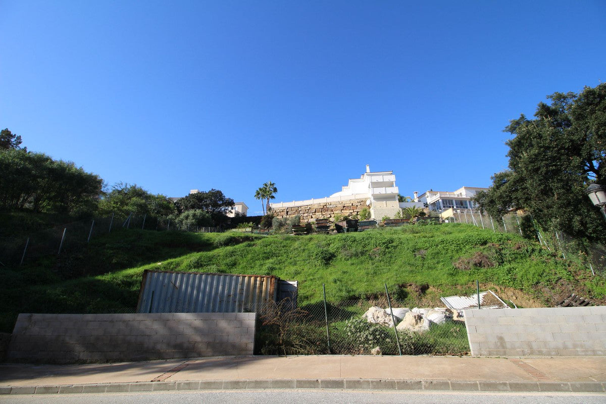 Terreno en Elviria, Marbella | Parcela con Proyecto de Villa de Lujo junto a Santa María Golf