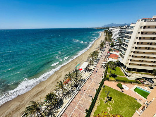 Estudio con Vistas al Mar en Primera Línea de Playa en Marbella – Ideal para Inversión