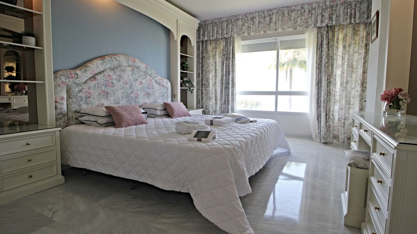 Apartamento de lujo en venta en Río Real, Marbella – 3 dormitorios, vistas al mar, garaje y zonas comunes exclusivas