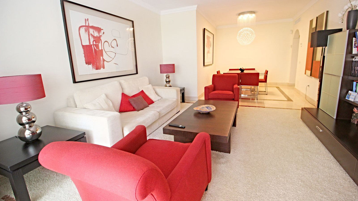 Apartamento de Ensueño a Metros del Mar con Terraza Acristalada, Piscina y Parking Privado