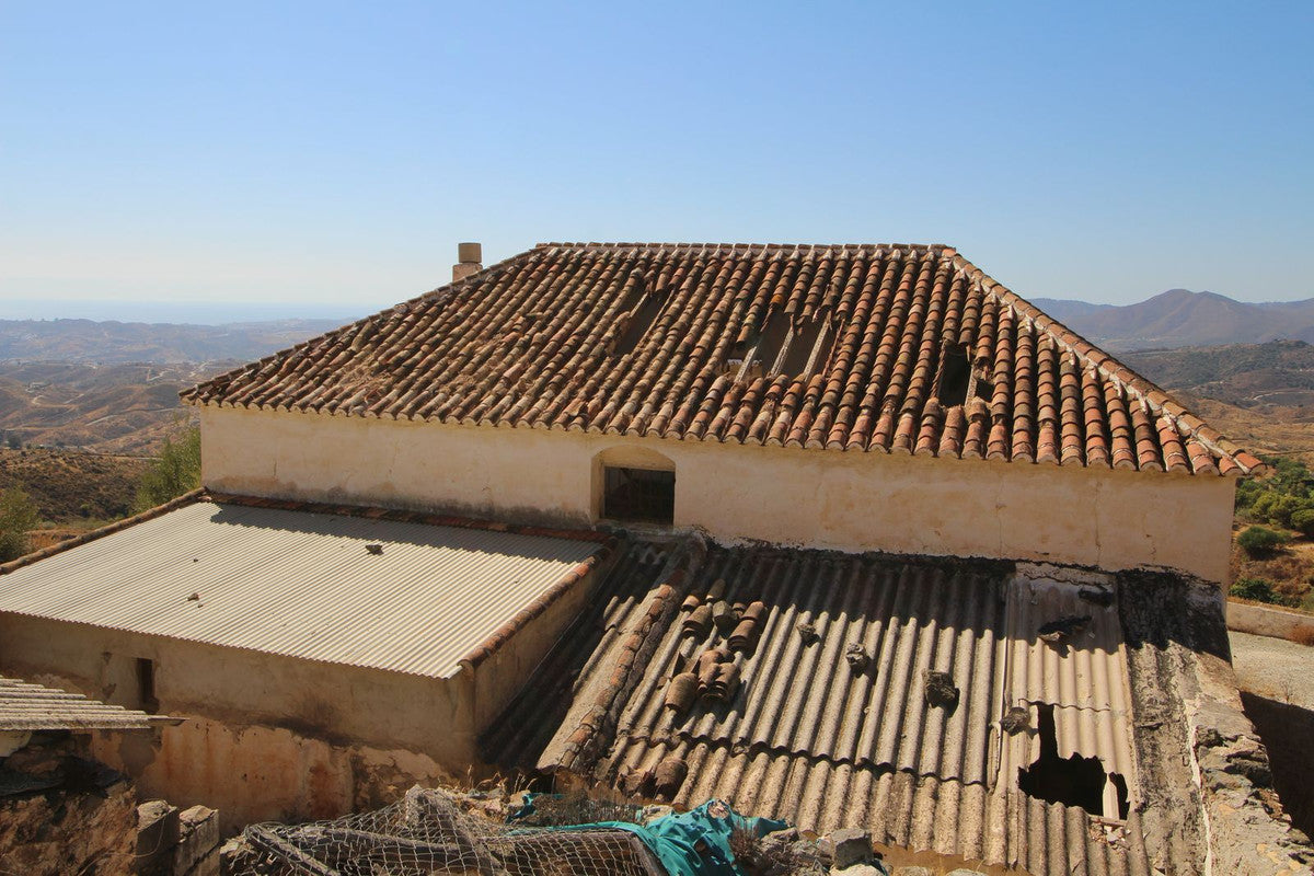 Terreno de 20.000 m² con Cortijo a Reformar y Vistas Panorámicas al Mar en Mijas – Gran Oportunidad de Inversión