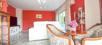 Elegante apartamento a 30 m del Paseo Marítimo de Marbella con piscina y jardines
