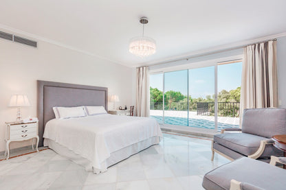 Villa en Marbella en Primera Línea de Golf | Parcela de 3.000 m² con Vistas al Mar y Potencial de Reforma