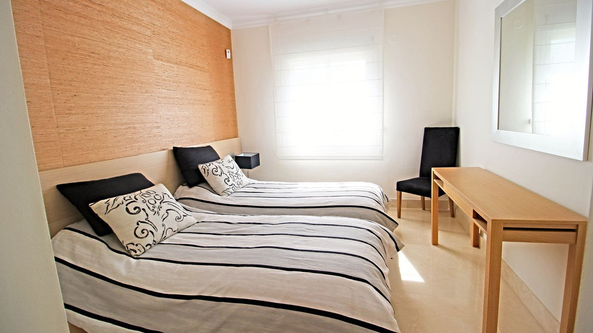 Apartamento de Ensueño a Metros del Mar con Terraza Acristalada, Piscina y Parking Privado