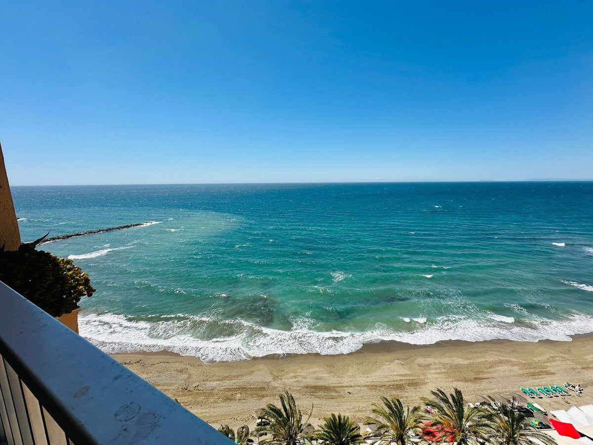 Estudio con Vistas al Mar en Primera Línea de Playa en Marbella – Ideal para Inversión