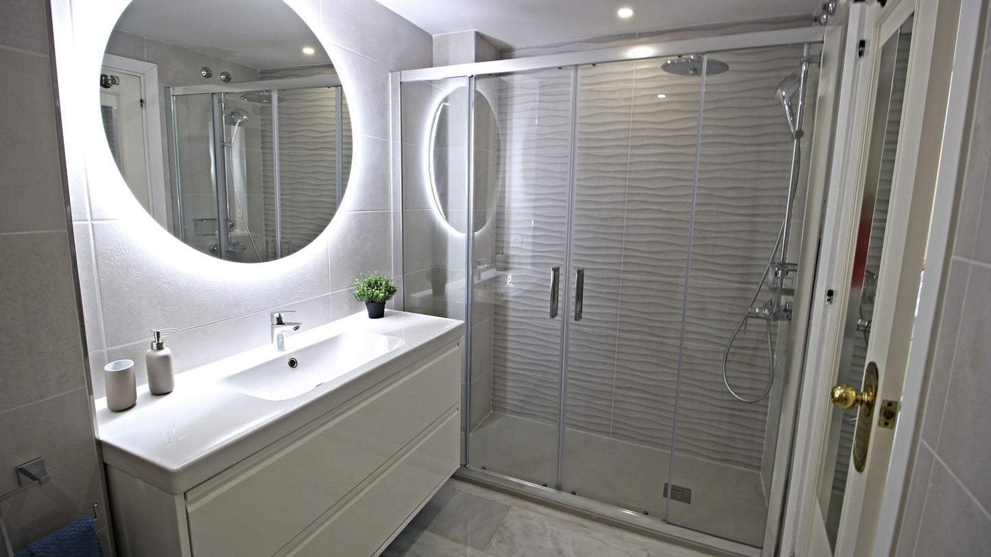 Apartamento de lujo en venta en Río Real, Marbella – 3 dormitorios, vistas al mar, garaje y zonas comunes exclusivas