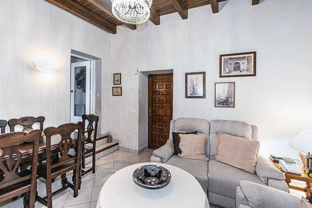 Ático con Terraza y Encanto Andaluz en el Casco Histórico de Marbella Frente a Iglesia Barroca