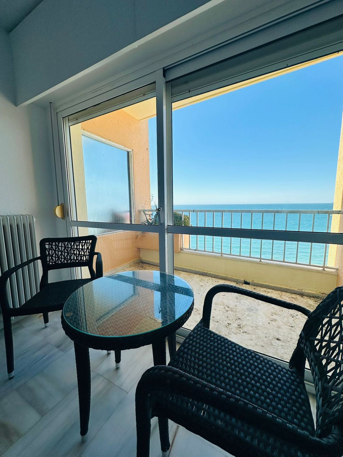 Estudio con Vistas al Mar en Primera Línea de Playa en Marbella – Ideal para Inversión