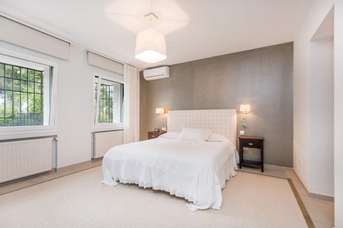 Villa en Marbella en Primera Línea de Golf | Parcela de 3.000 m² con Vistas al Mar y Potencial de Reforma