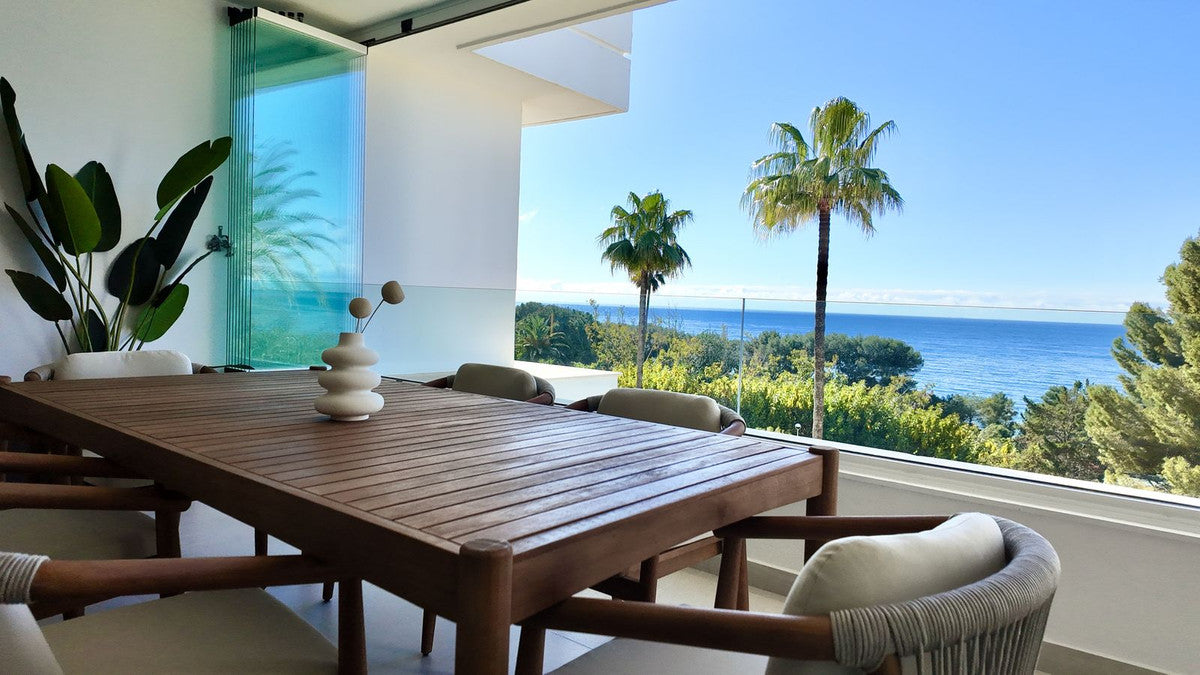 Magnífico apartamento a tan solo 3 km del centro de Marbella y a escasos metros del mar.