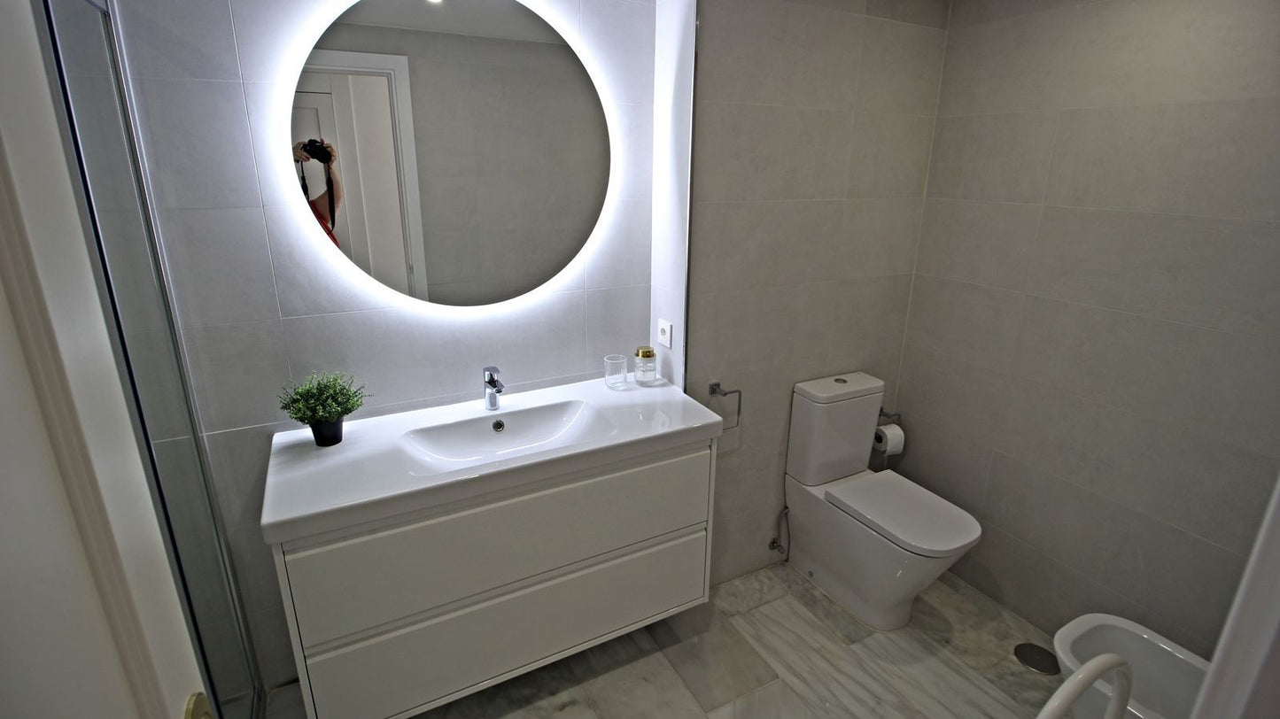 Apartamento de lujo en venta en Río Real, Marbella – 3 dormitorios, vistas al mar, garaje y zonas comunes exclusivas