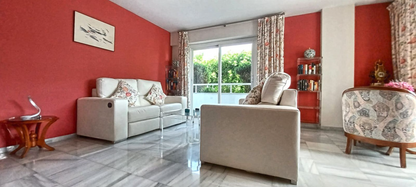 Elegante apartamento a 30 m del Paseo Marítimo de Marbella con piscina y jardines