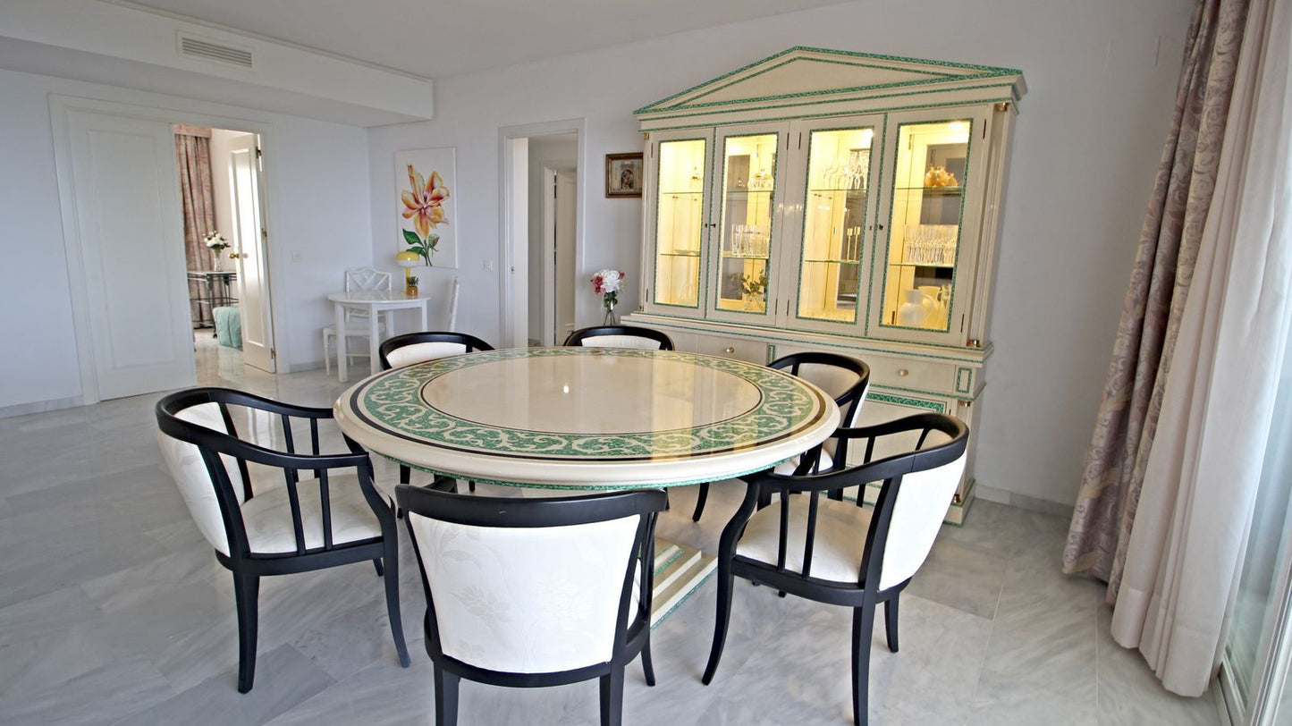 Apartamento de lujo en venta en Río Real, Marbella – 3 dormitorios, vistas al mar, garaje y zonas comunes exclusivas