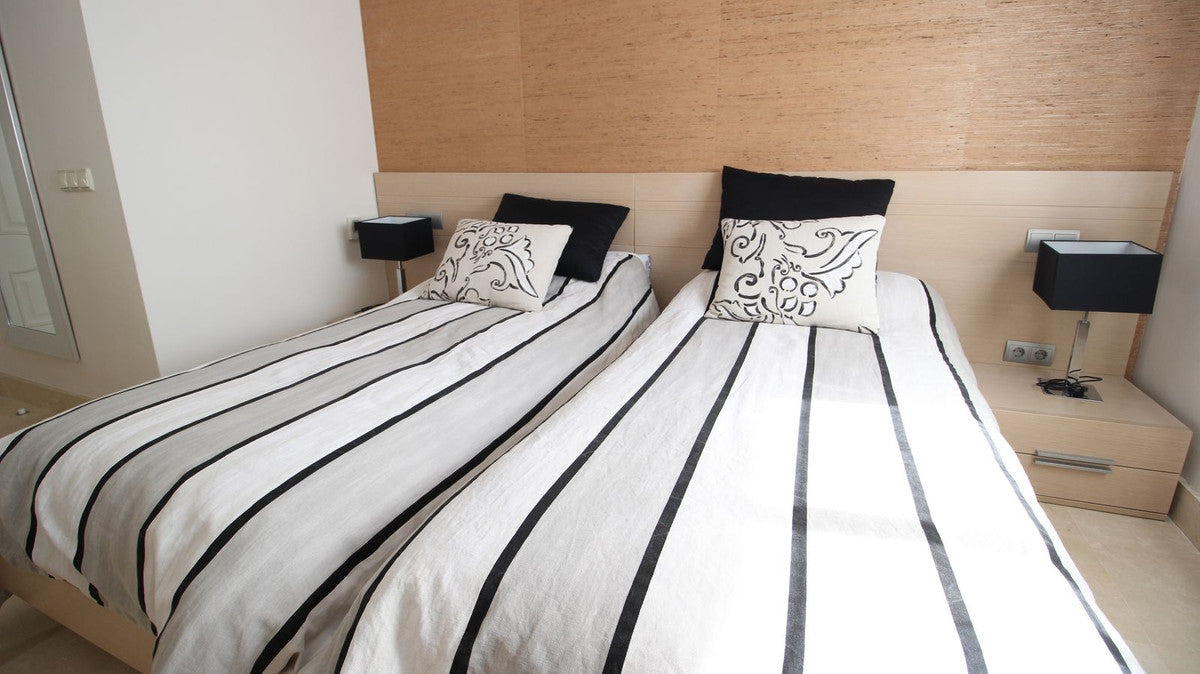 Apartamento de Ensueño a Metros del Mar con Terraza Acristalada, Piscina y Parking Privado