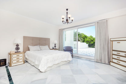 Villa en Marbella en Primera Línea de Golf | Parcela de 3.000 m² con Vistas al Mar y Potencial de Reforma