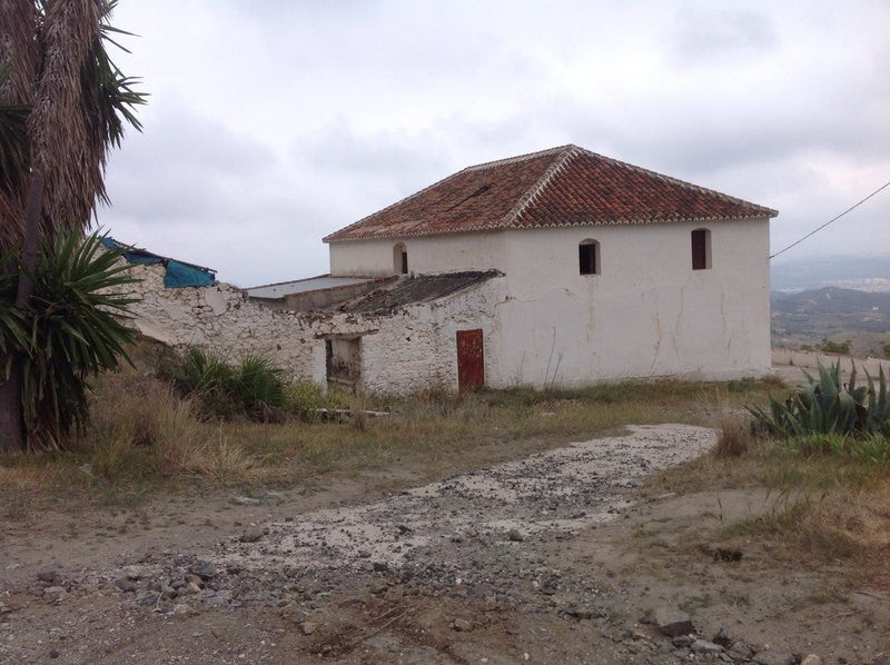 Terreno de 20.000 m² con Cortijo a Reformar y Vistas Panorámicas al Mar en Mijas – Gran Oportunidad de Inversión