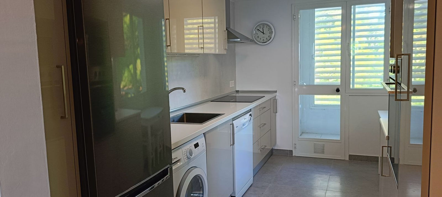 Apartamento de lujo en venta en Río Real, Marbella – 3 dormitorios, vistas al mar, garaje y zonas comunes exclusivas