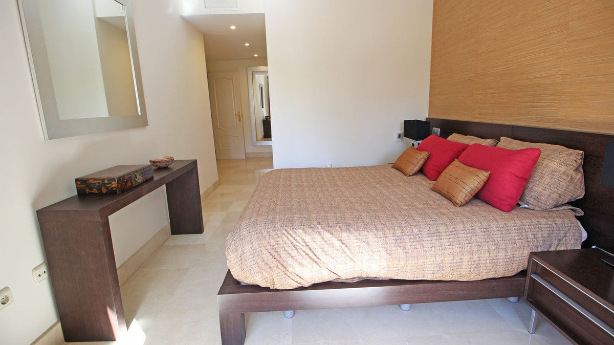 Apartamento de Ensueño a Metros del Mar con Terraza Acristalada, Piscina y Parking Privado