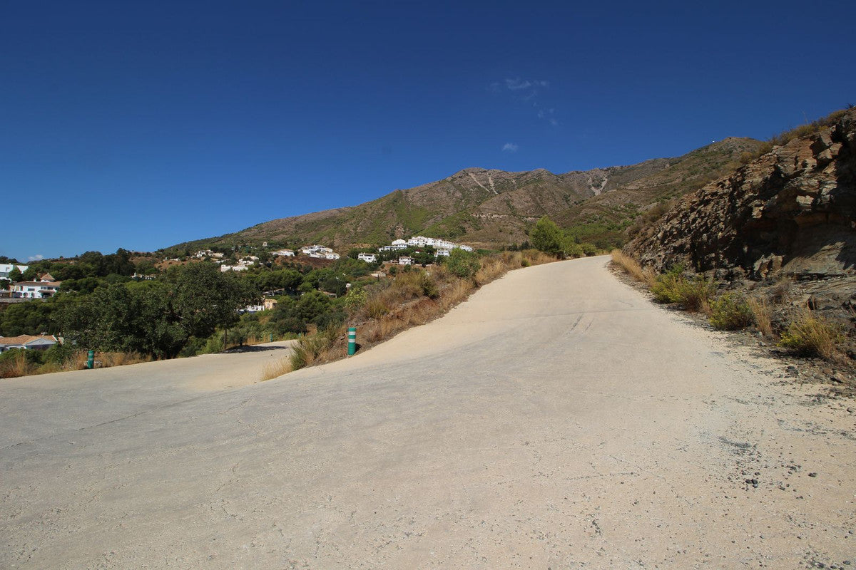 Terreno de 20.000 m² con Cortijo a Reformar y Vistas Panorámicas al Mar en Mijas – Gran Oportunidad de Inversión