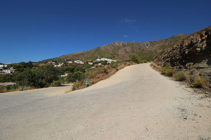 Terreno de 20.000 m² con Cortijo a Reformar y Vistas Panorámicas al Mar en Mijas – Gran Oportunidad de Inversión