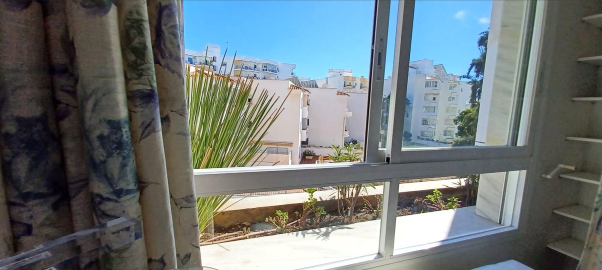 Elegante apartamento a 30 m del Paseo Marítimo de Marbella con piscina y jardines