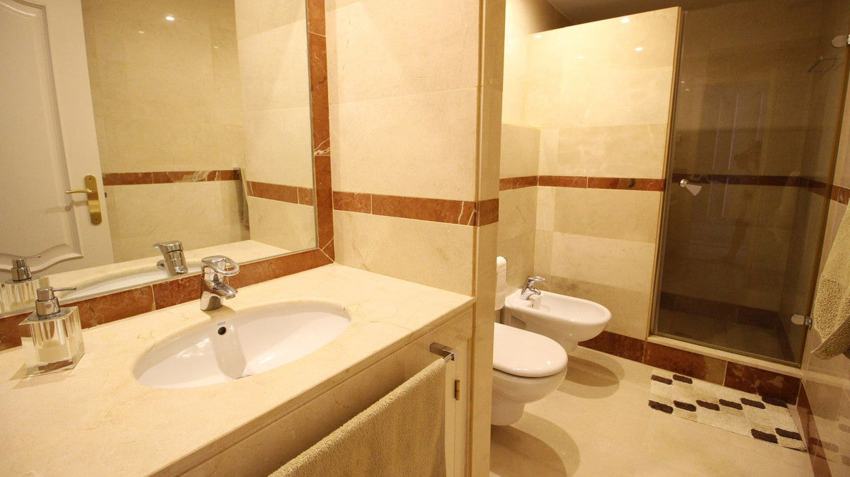 Apartamento de Ensueño a Metros del Mar con Terraza Acristalada, Piscina y Parking Privado