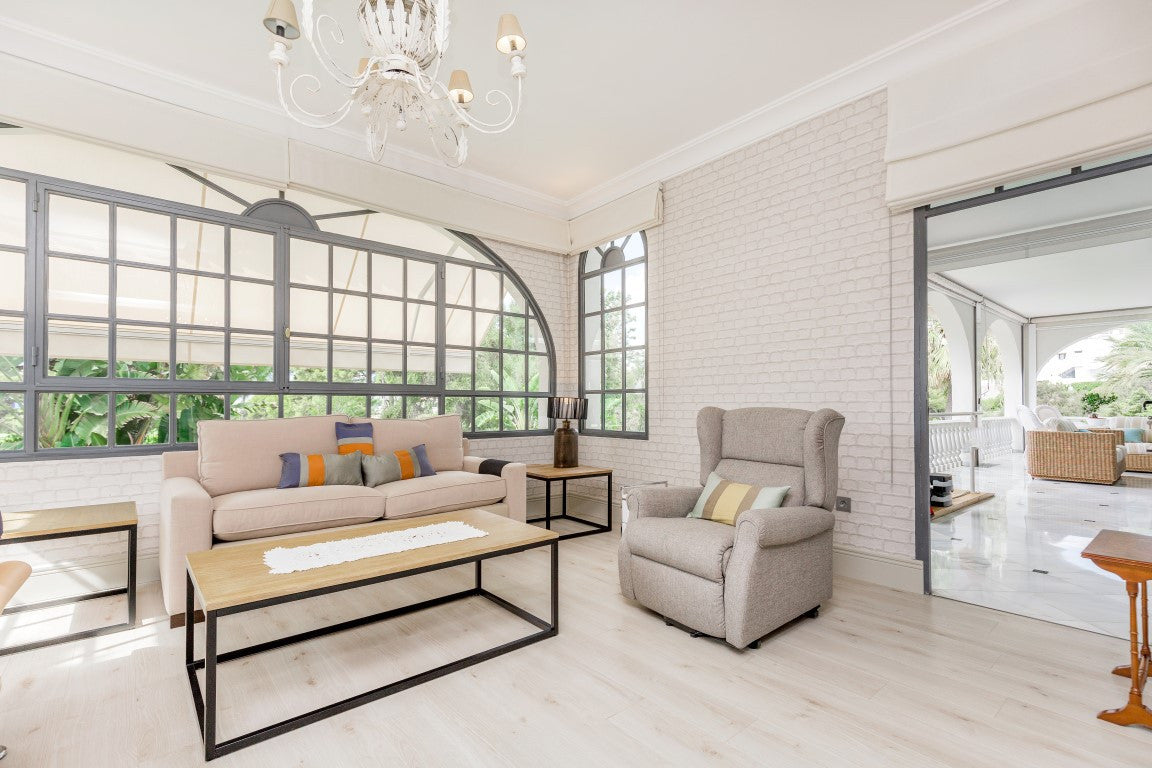 Villa en Marbella en Primera Línea de Golf | Parcela de 3.000 m² con Vistas al Mar y Potencial de Reforma