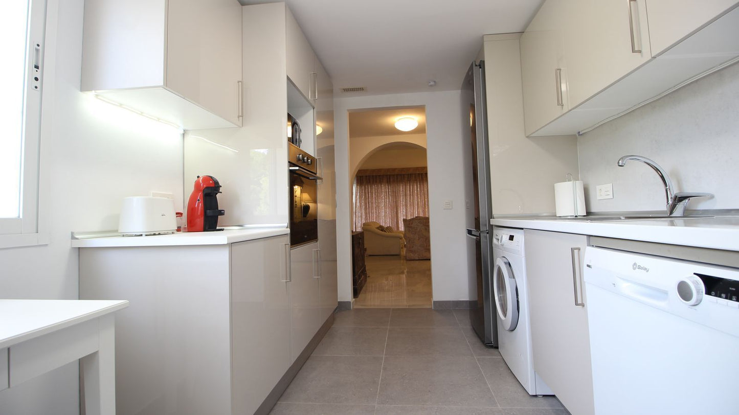 Apartamento de lujo en venta en Río Real, Marbella – 3 dormitorios, vistas al mar, garaje y zonas comunes exclusivas