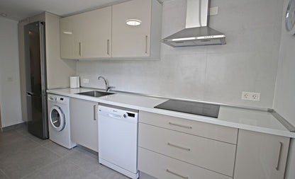 Apartamento de lujo en venta en Río Real, Marbella – 3 dormitorios, vistas al mar, garaje y zonas comunes exclusivas