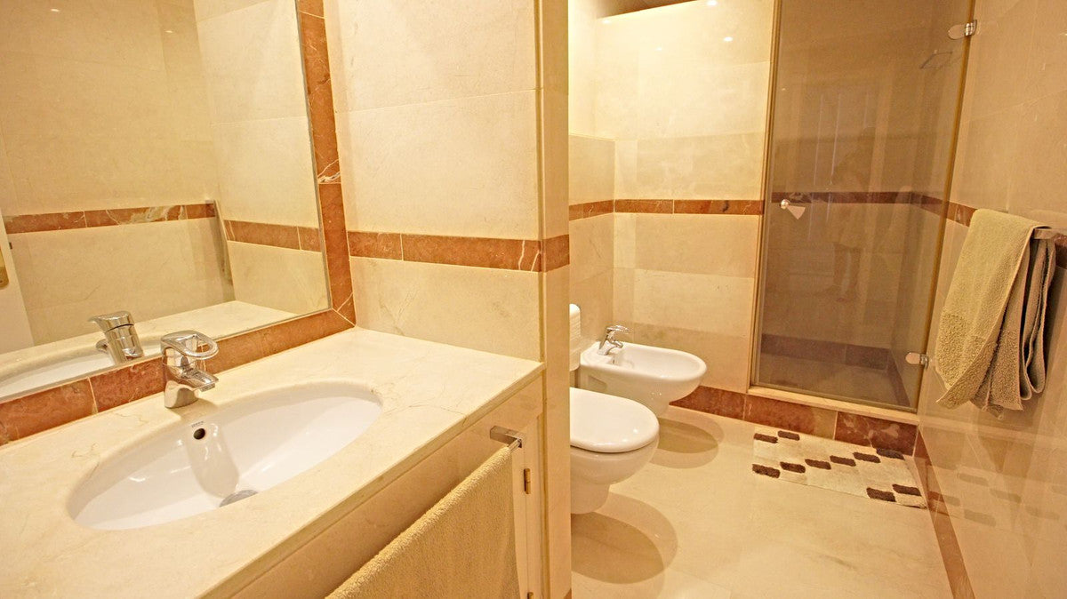 Apartamento de Ensueño a Metros del Mar con Terraza Acristalada, Piscina y Parking Privado