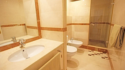 Apartamento de Ensueño a Metros del Mar con Terraza Acristalada, Piscina y Parking Privado