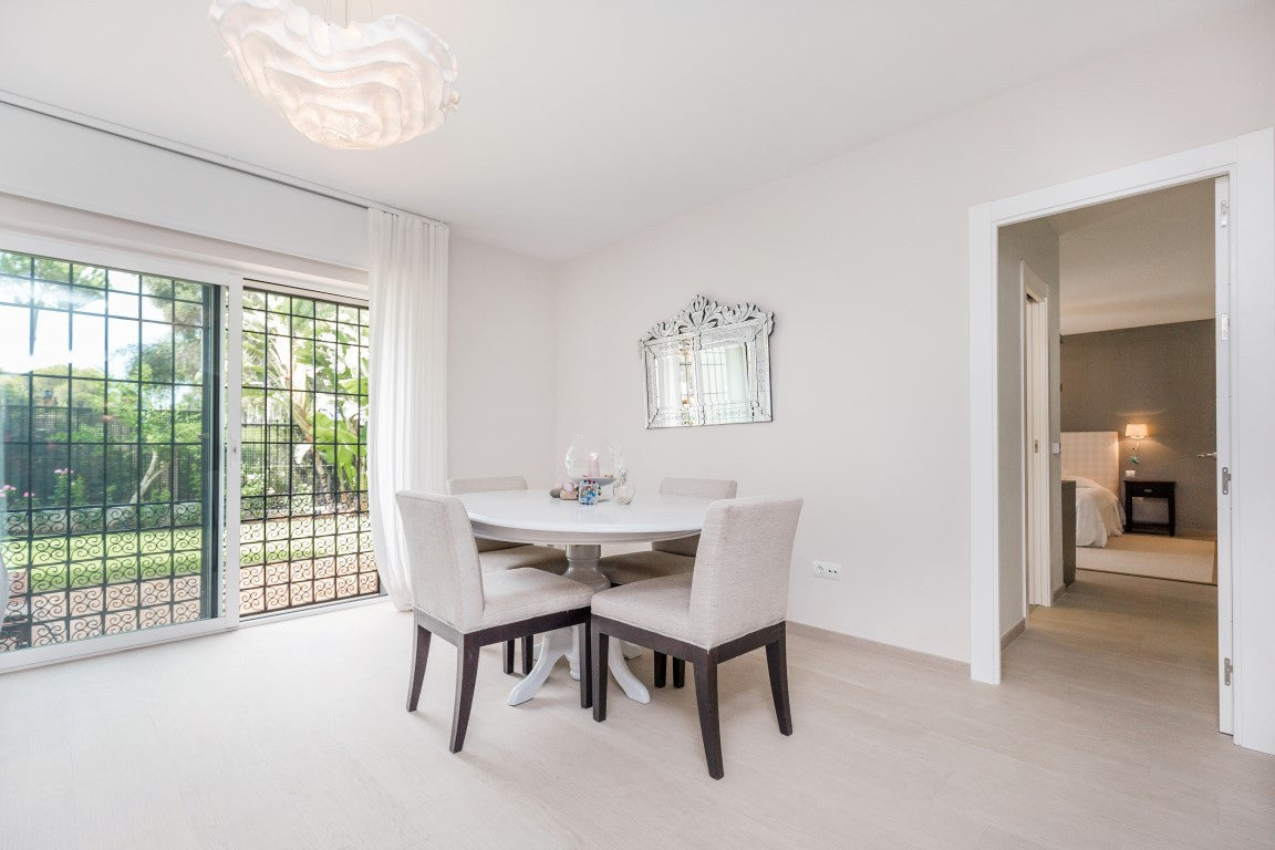 Villa en Marbella en Primera Línea de Golf | Parcela de 3.000 m² con Vistas al Mar y Potencial de Reforma