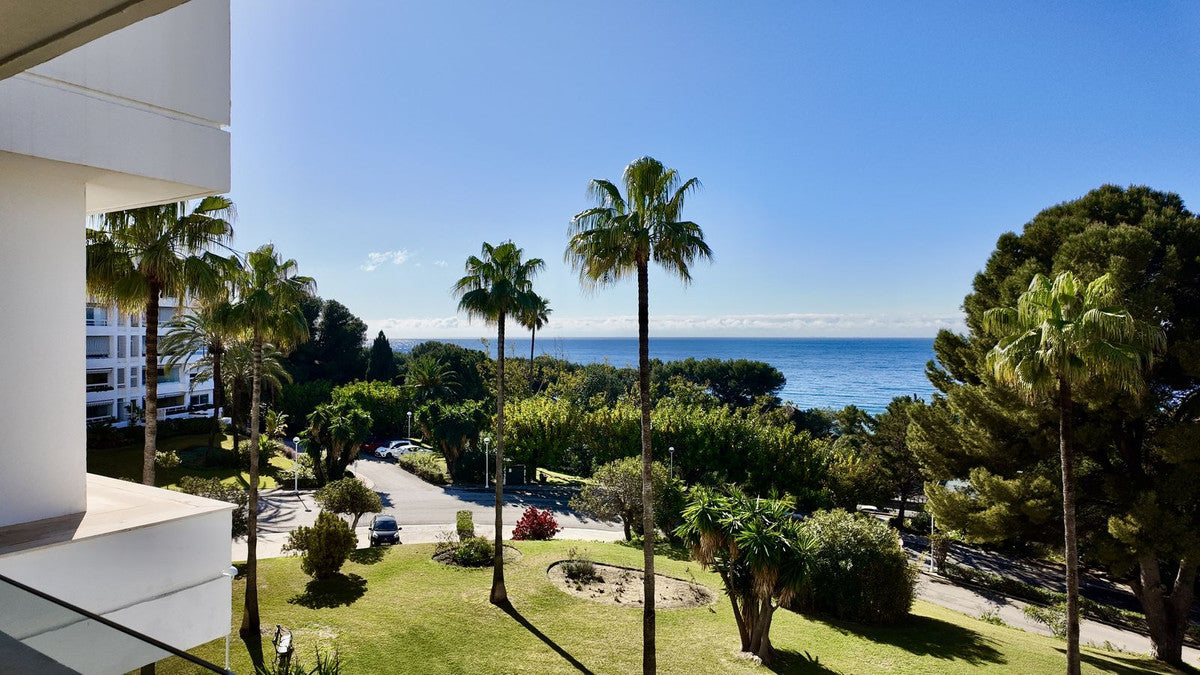 Magnífico apartamento a tan solo 3 km del centro de Marbella y a escasos metros del mar.