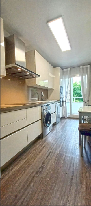 Elegante apartamento a 30 m del Paseo Marítimo de Marbella con piscina y jardines