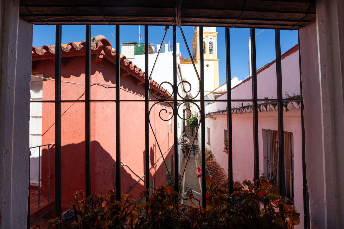 Ático con Terraza y Encanto Andaluz en el Casco Histórico de Marbella Frente a Iglesia Barroca