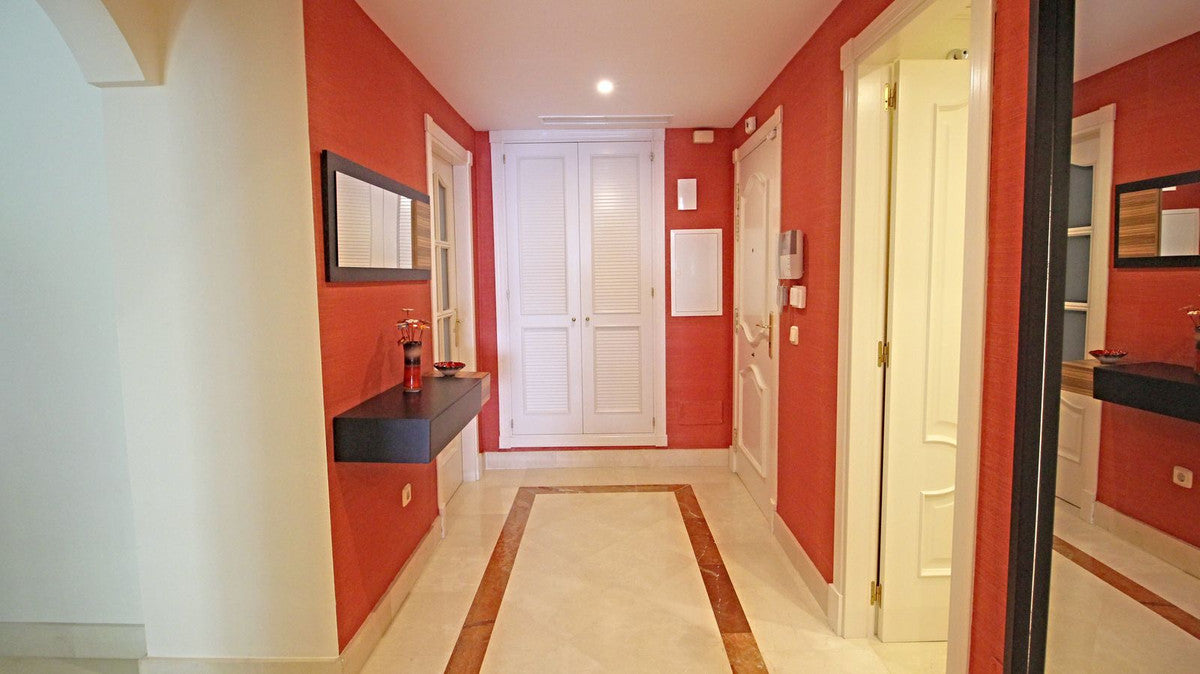 Apartamento de Ensueño a Metros del Mar con Terraza Acristalada, Piscina y Parking Privado