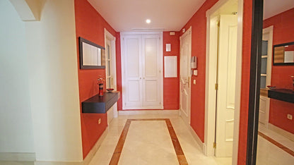 Apartamento de Ensueño a Metros del Mar con Terraza Acristalada, Piscina y Parking Privado