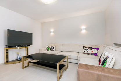 Villa en Marbella en Primera Línea de Golf | Parcela de 3.000 m² con Vistas al Mar y Potencial de Reforma