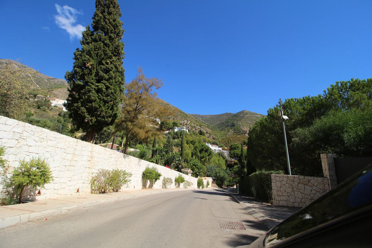 Terreno de 20.000 m² con Cortijo a Reformar y Vistas Panorámicas al Mar en Mijas – Gran Oportunidad de Inversión