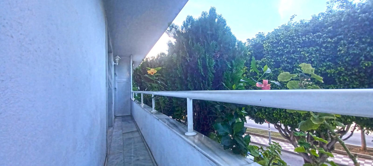 Elegante apartamento a 30 m del Paseo Marítimo de Marbella con piscina y jardines