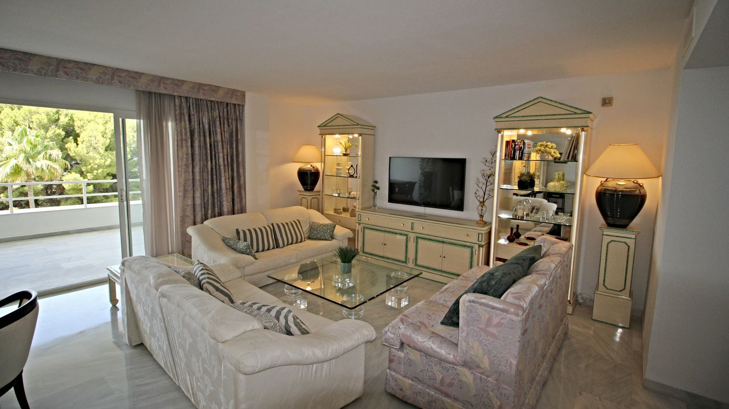 Apartamento de lujo en venta en Río Real, Marbella – 3 dormitorios, vistas al mar, garaje y zonas comunes exclusivas