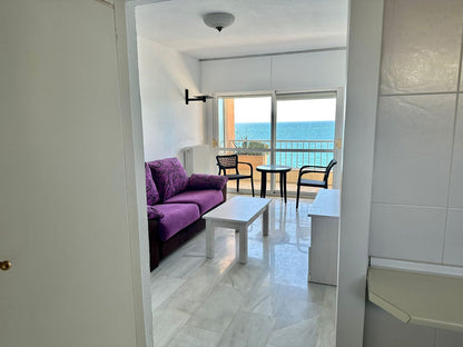 Estudio con Vistas al Mar en Primera Línea de Playa en Marbella – Ideal para Inversión