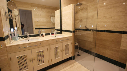 Apartamento de Ensueño a Metros del Mar con Terraza Acristalada, Piscina y Parking Privado