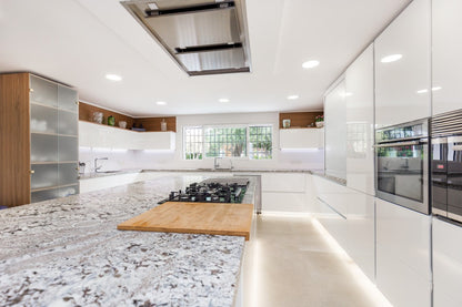 Villa en Marbella en Primera Línea de Golf | Parcela de 3.000 m² con Vistas al Mar y Potencial de Reforma