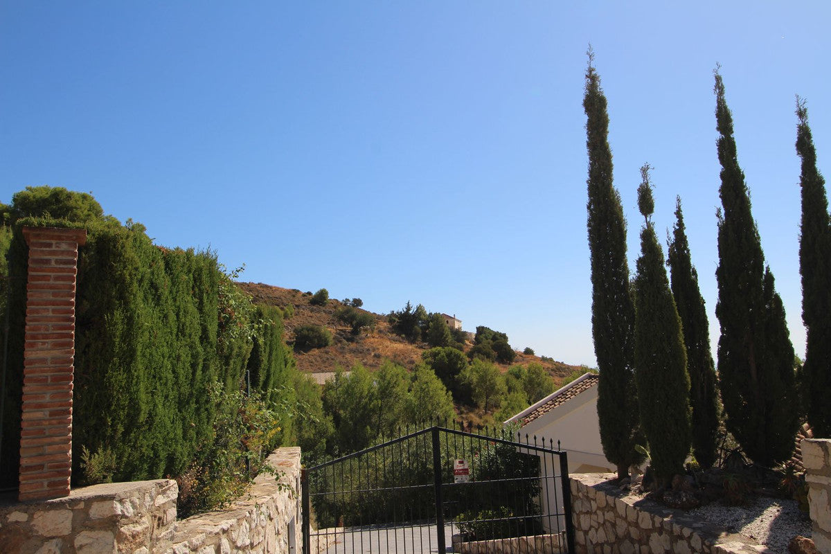 Terreno de 20.000 m² con Cortijo a Reformar y Vistas Panorámicas al Mar en Mijas – Gran Oportunidad de Inversión